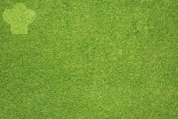 Значок шеф-повара на зеленой траве и фоне — стоковое фото