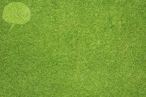 Значок комментария на зеленой текстуре травы и фоне — стоковое фото