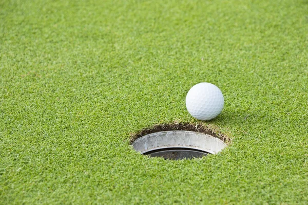 Bola de golfe na borda do buraco — Fotografia de Stock