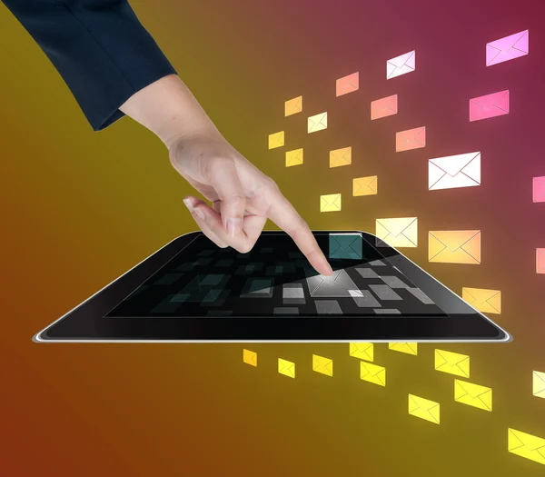 Ручное нажатие кнопки почты планшета на сенсорный экран интерфейса — стоковое фото