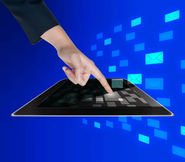 Botão de correio mão empurrando de tablet em uma interface de tela de toque — Fotografia de Stock