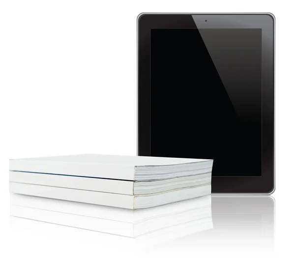 Buch und Tablet-Computer auf weißem Hintergrund — Stockfoto