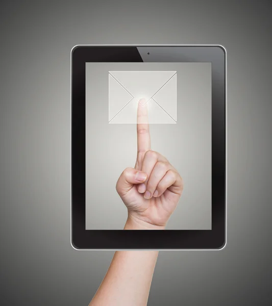 Рука натискає кнопку пошти планшета на сенсорному екрані — стокове фото