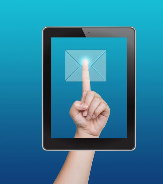 Hand drückt E-Mail-Taste des Tablets auf einem Touchscreen — Stockfoto