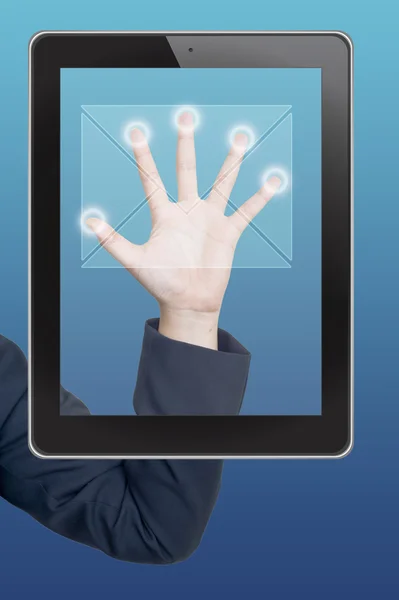 Hand drücken Mail-Symbol Tablet auf einem Touchscreen leere Schnittstelle — Stockfoto