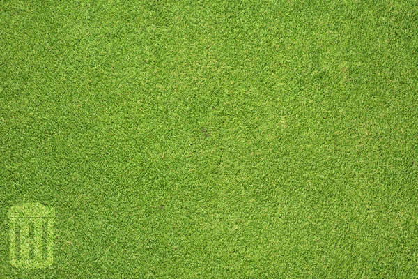 Trash op groen gras textuur en achtergrond — Stockfoto