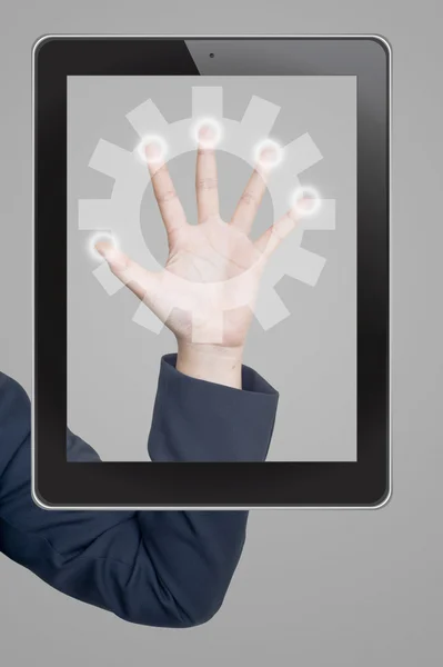 Mano spingendo tablet icona ingranaggio su un'interfaccia vuota touch screen — Foto Stock