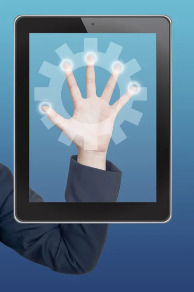 Main poussant la tablette icône engrenage sur une interface vierge écran tactile — Photo