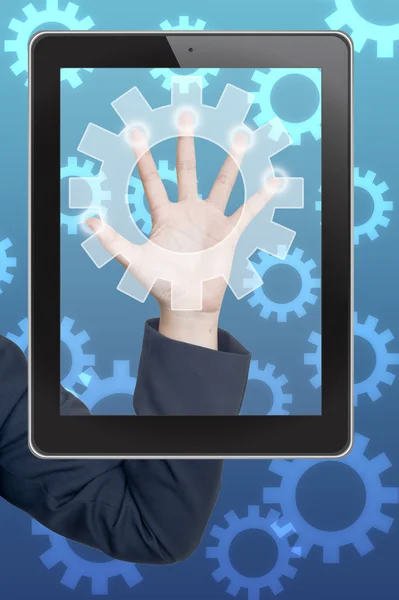 Hand drücken Getriebe Symbol Tablet auf einem Touchscreen leere Schnittstelle — Stockfoto
