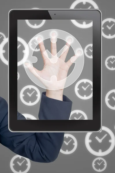 Mão empurrando relógio ícone tablet em uma tela de toque interface em branco — Fotografia de Stock
