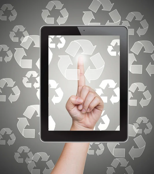 Pulsante di riciclaggio mano di tablet su un touch screen — Foto Stock