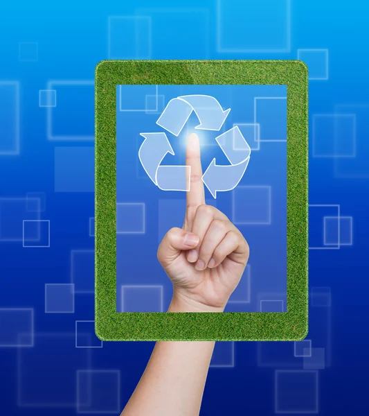 Pulsando el botón de reciclaje de la tableta en una pantalla táctil — Foto de Stock