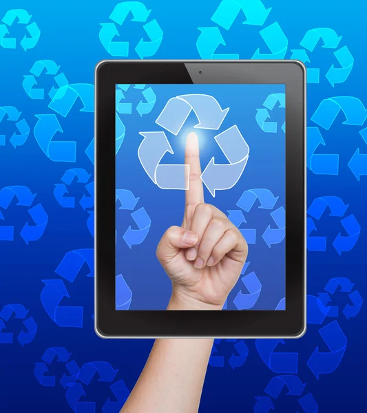 Hand duwen recycle knop van de Tablet PC op een touchscreen — Stockfoto