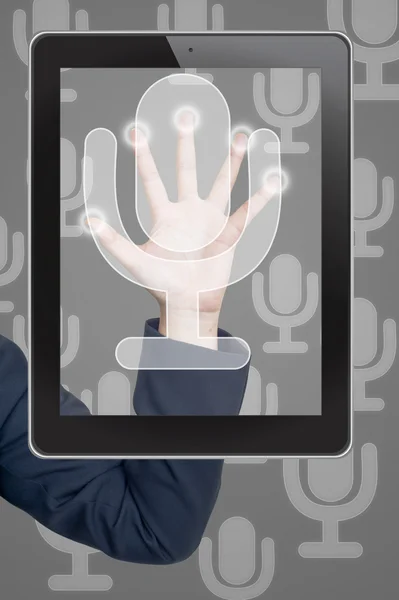 Hand duwen microfoon pictogram Tablet PC op een lege interface van het aanrakingsscherm — Stockfoto