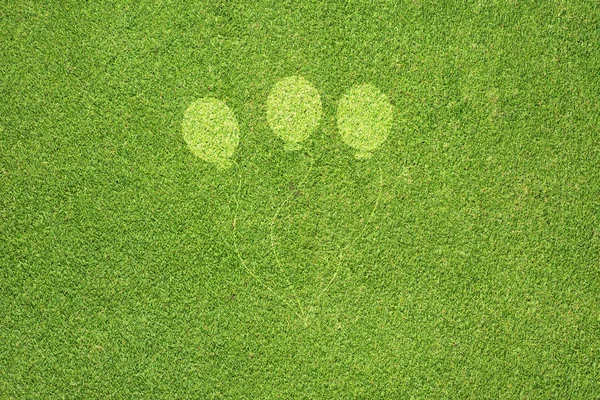 Balão na textura de grama verde e fundo — Fotografia de Stock