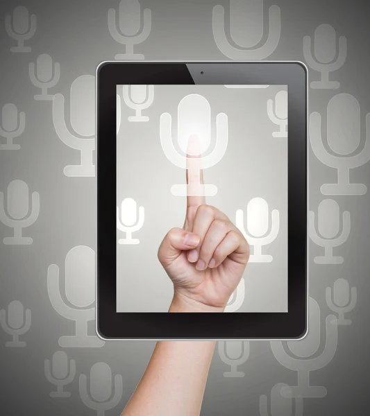 Hand drückt Mikrofon-Taste des Tablets auf Touchscreen — Stockfoto