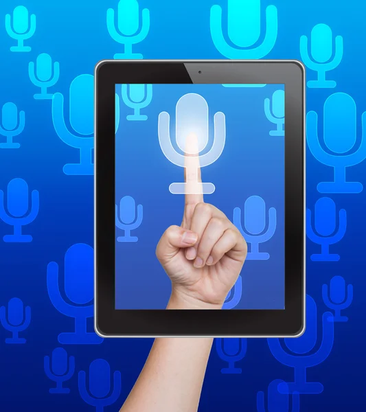 Botão de microfone mão empurrando de tablet em uma tela sensível ao toque — Fotografia de Stock