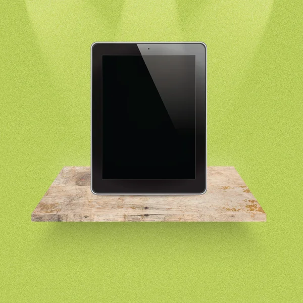 Tablet na prázdné police ze dřeva na výstavu — Stock fotografie