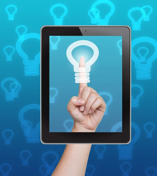 Hand duwen lamp licht knop van de Tablet PC op een touchscreen — Stockfoto