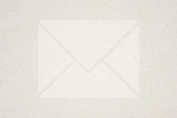Mail pictogram op zand achtergrond en textuur — Stockfoto