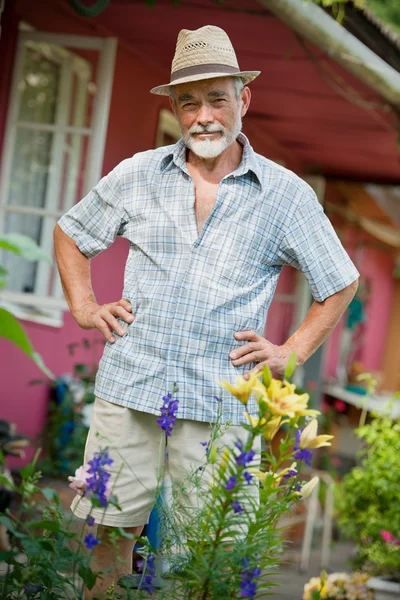 Старший чоловік в саду — стокове фото