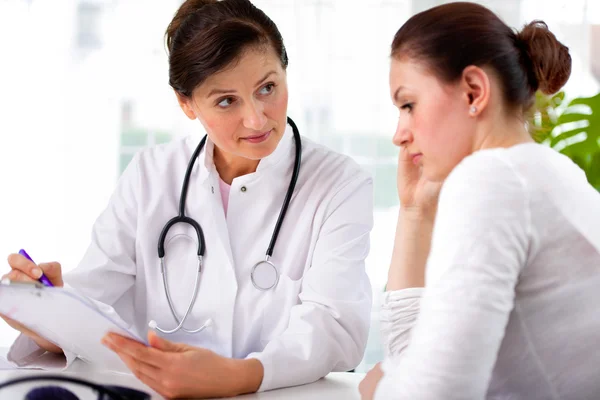 Médico con paciente femenino — Foto de Stock