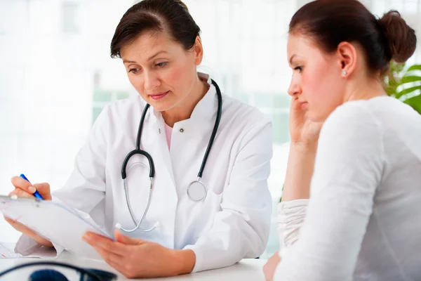 Arts met vrouwelijke patiënt — Stockfoto