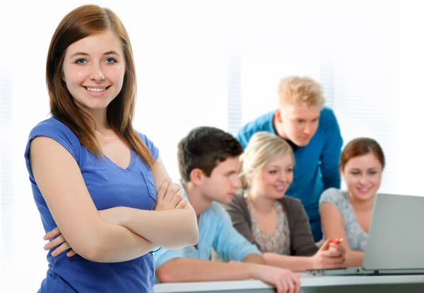 Eleverna arbetar tillsammans i ett klassrum — Stockfoto