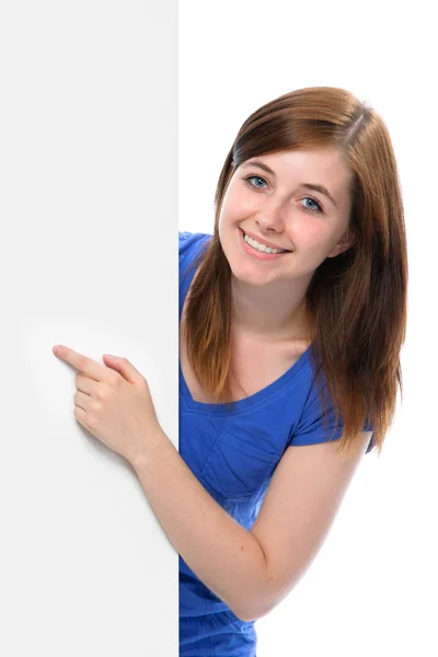 Dospívající dívka ukazuje prstem na prázdné desky — Stock fotografie