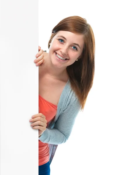 Adolescente menina aponta o dedo para uma placa em branco — Fotografia de Stock