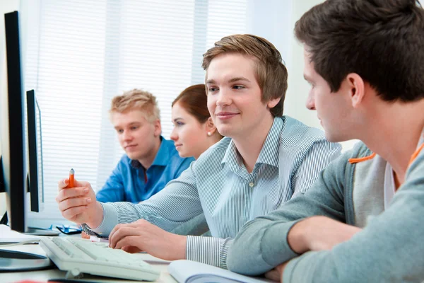 Studenten die een opleiding in een klaslokaal computer — Stockfoto