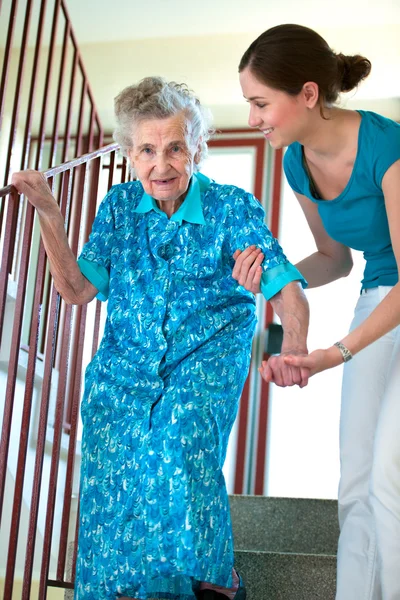 Salire le scale con caregiver — Foto Stock
