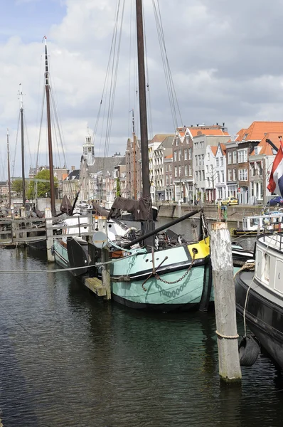 Heldere blauwe barge op voorhaven, rotterdam — Stockfoto