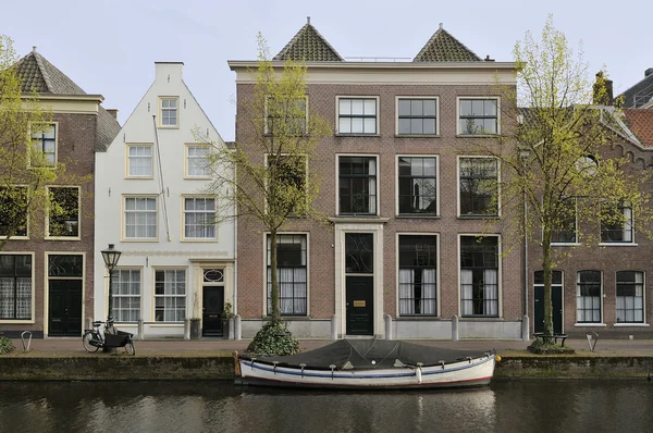 Houses and boat, leiden — Stock Photo, Image