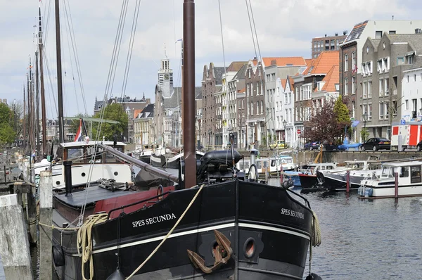 Czarny Barka w voorhaven, rotterdam — Zdjęcie stockowe