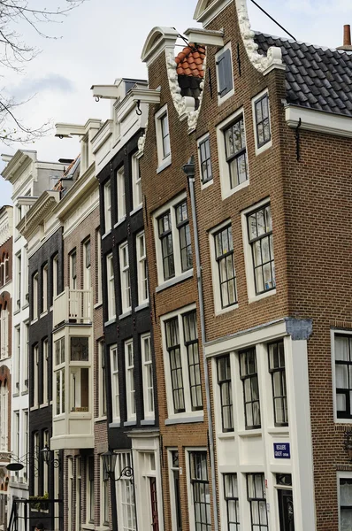 Inclinado viejas fachadas, Amsterdam — Foto de Stock