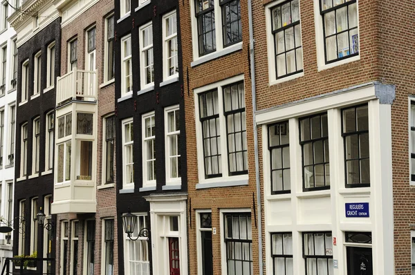 Vieilles façades penchées, amsterdam — Photo