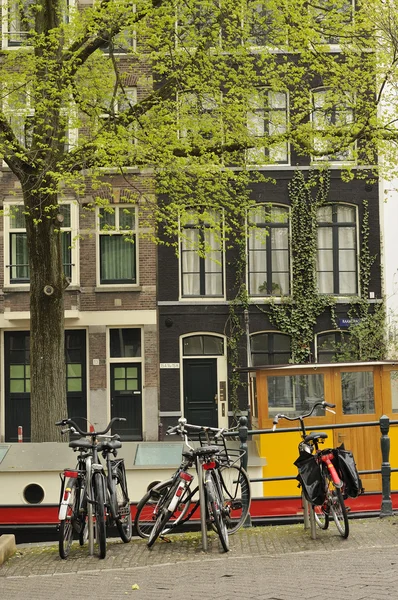 Bikes and barge, amsterdam — Stock Photo, Image