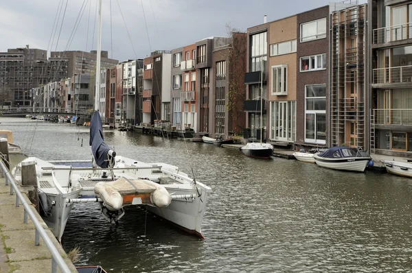 Żaglówkę i nowoczesne domy, amsterdam — Zdjęcie stockowe