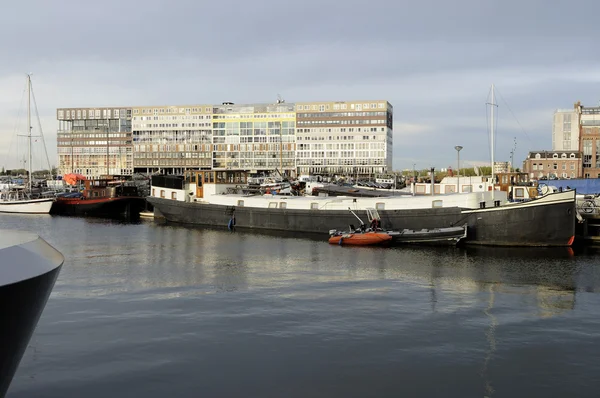 항구, 암스테르담에서 오래 된 바지선 — 스톡 사진