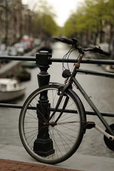 운하, 암스테르담에 오래 된 자전거 — 스톡 사진