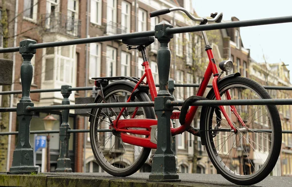 Velha bicicleta vermelha na ponte, amsterdam — Fotografia de Stock
