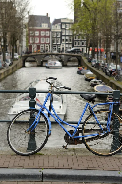 Bicicleta azul no canal, amsterdam — Fotografia de Stock