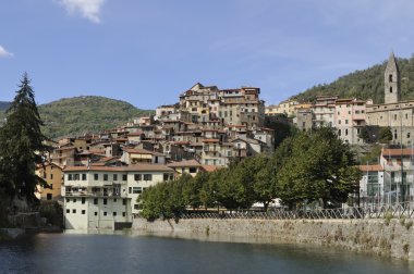 Pigna Köyü ve göl, liguria