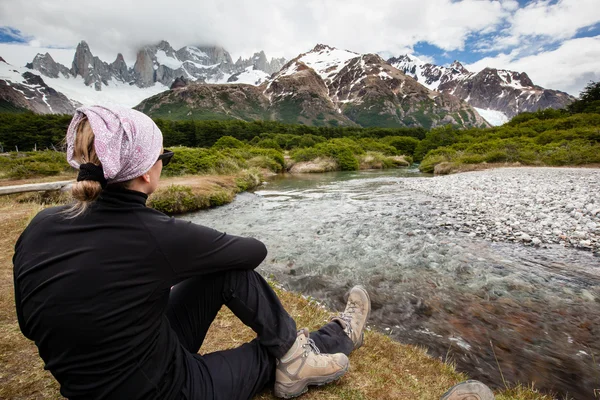 WOMAN RESTING IN THE MOUNTAINS — Stock Photo, Image