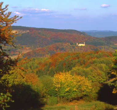 panoramik pastoral manzara sonbahar dağ silsilesi içinde kalenin