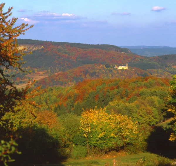 Vistas panorámicas al castillo en la idílica cordillera de otoño —  Fotos de Stock