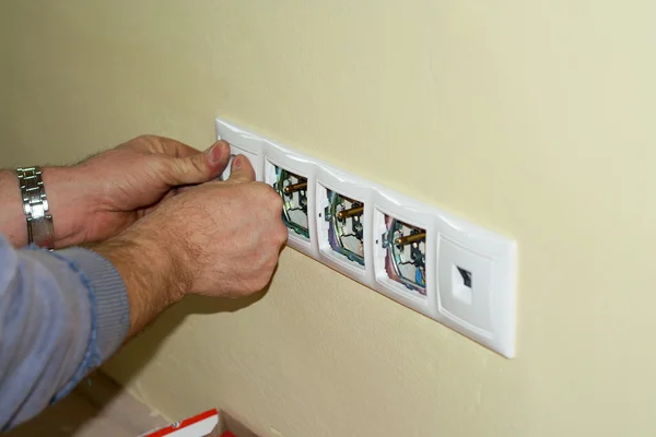 Eletricista completa a tomada a 230 volts — Fotografia de Stock