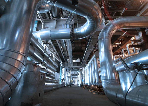 Ausrüstung, Kabel und Rohrleitungen im Inneren von Industrieanlagen — Stockfoto