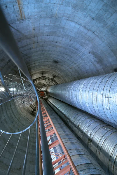 Equipos, cables y escaleras como se encuentran en el interior de powe industrial —  Fotos de Stock
